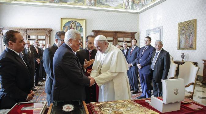 Presiden Abbas dan Paus Fransiskus bertemu dalam rangka pembukaan Kedubes Palestina di Vatikan City (Associated Press)