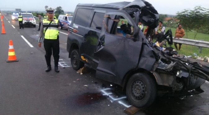 Kondisi mobil Luxio usai tabrakan maut di Tol Cipali (Panji Prayitno/Liputan6.com)