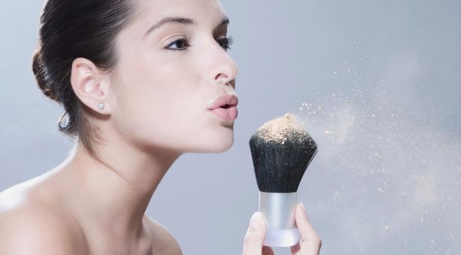 Begini Cara Cek Masa Kedaluwarsa Makeup yang Kamu Pakai. (Foto: independent.co.uk)