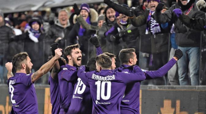 Pemain Fiorentina merayakan kemenangan atas Juventus di Stadion Artemio Franchi, Senin (16/1/2017) dinihari WIB. (AP/Maurizio Degl'Innocenti)