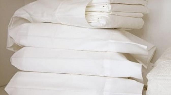  Simpan pakaian berbahan linen di dalam sarung bantal (Foto: purewow.com)