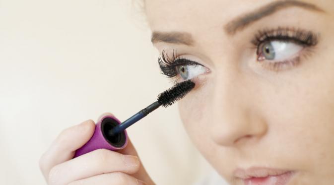 Nggak Suka Tampil Ribet? Ini Tips Makeup yang Cocok Buat Kamu. (Foto: huffpost.com)