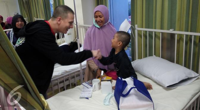Bertrand Antolin memberi semangat kepada salah seorang anak pasien kanker di RSUP. Dr Sardjito, Yogyakarta. (Switzy Sabandar/Liputan6.com)
