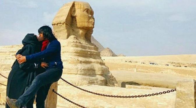 Ria Irawan dan suami umbar kemesraan dekat patung sphinx (Foto: Instagram)
