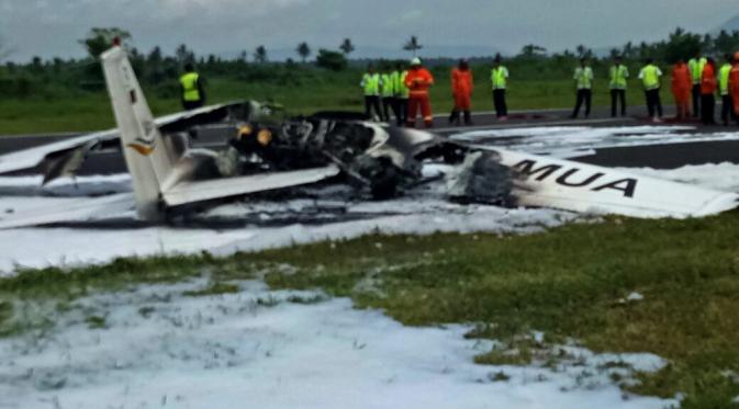 Pesawat latih milik Mandiri Utama Flight Academy (MUFA) mengalami crash landing di Bandara Blimbingsari, Banyuwangi, Jatim. (Foto: Istimewa/Humas Pemkab Banyuwangi/Dian Kurniawan)