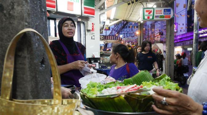 Di Pasar Ratchadamri Anda akan menemukan banyak pedagang kaki lima yang menjual makanan halal (sumber: wiranurmansyah.com)