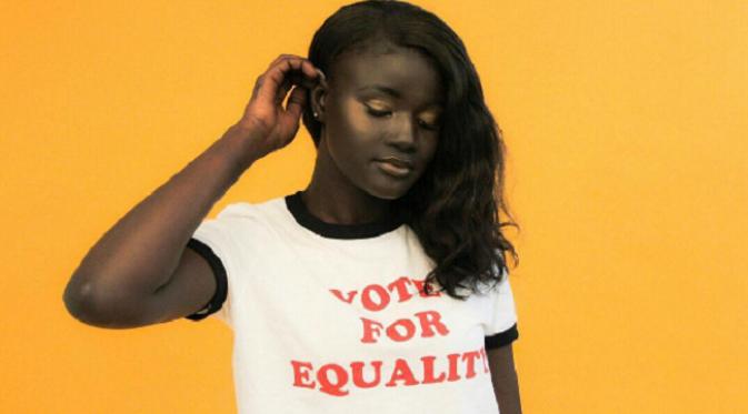 Keraguan kulit gelap tidak dapat memakai warna makeup yang berani dipatahkan oleh model asal Sinegal, Khoudia Diop.