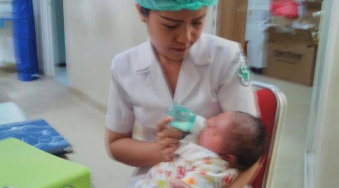 Bayi bongsor Manado menikmati susu perawat (Liputan6.com / Yoseph Ikanubun)