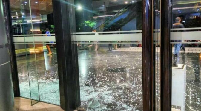 Gempa Deli Serdang menyebabkan kaca dinding mal di Medan pecah. (Liputan6.com/Reza Perdana)