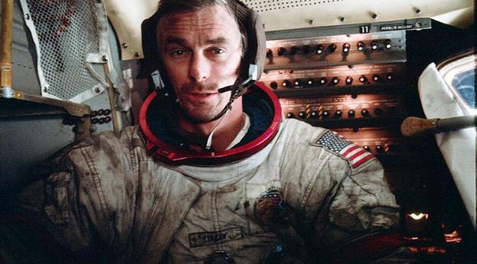 Eugene A. Cernan menjadi komandan Apollo 17, misi terakhir ke Bulan yang dilakukan pada Desember 1972 (NASA)