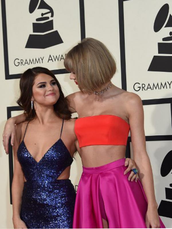 Selena Gomez melakukan pertemuan rahasia dengan taylor Swift, setelah dirinya mengumbar kemesraan dengan The Weeknd. (AFP/Bintang.com)