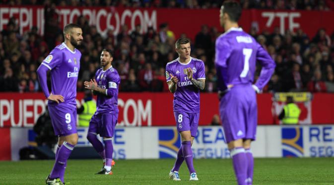 Pemain Real Madrid terpaku dan kecewa saat dikalahkan Sevilla pada lanjutan La Liga di Estadio Ramon Sanchez Pizjuan, Minggu (15/1/2017). Hasil 1-2 menghentikan rekor 40 laga tidak terkalahkan Madrid. (AP/Angel Fernandez) 