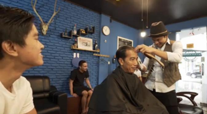 Berikut gaya cukur rambut yang dilakukan orang nomor satu di Indonesia, Jokowi saat mengunjungi sebuah barbershop bersama Kaesang.