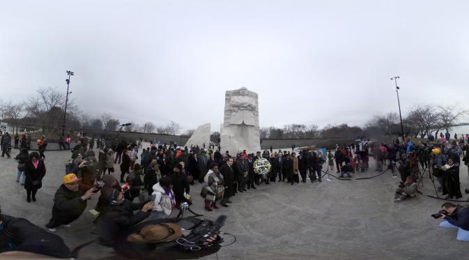 Warga AS memperingati 'Hari Martin Luther King Jr' di depan Patung Martin Luther King Jr, Washington DC, AS, Senin (16/1). Mereka berdoa sekaligus mengenang kembali perjuangan Martin Luther King Jr. (Joe Raedle / Getty Images / AFP)