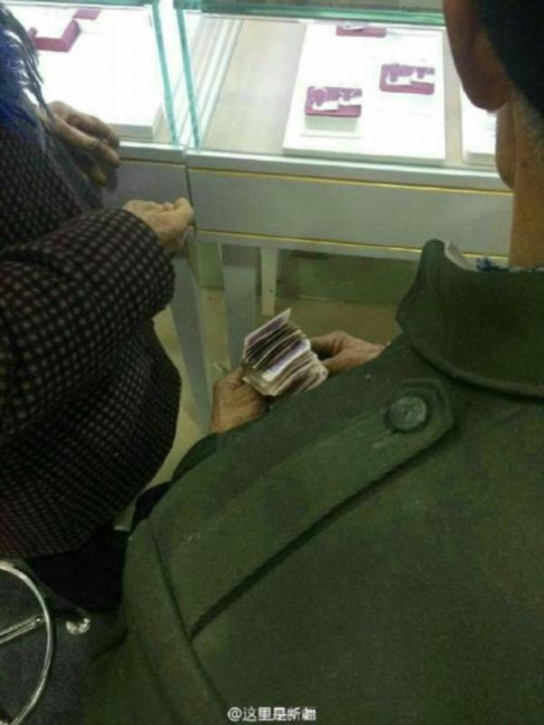 Untuk membahagiakan istri, kakek pakai tabungan seumur hidupnya untuk membelikan cincin. (Foto: dailymail.co.uk)