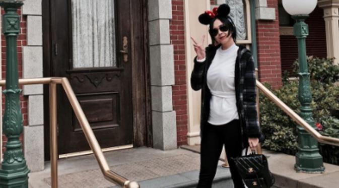 Aura Kasih berpose sebelum masuk wahana Disneyland, Hong Kong (Foto: Instagram)