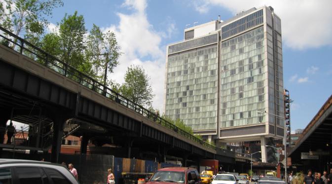 Taman The High Line ini juga menembus berbagai gedung pencakar langit yang ada disekitarnya (Foto : Wikipedia.com)