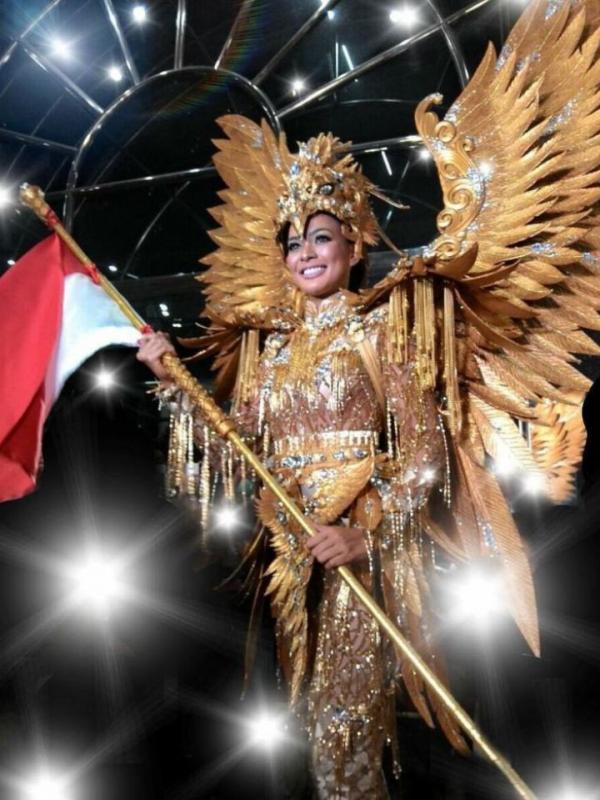 Perwakilan dari Indonesia di ajang Miss Universe 2017 memakai national costume dengan ikon burung garuda. (via: istimewa)