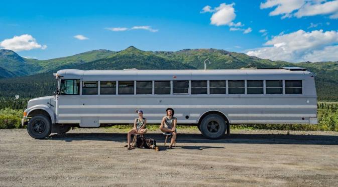 Bus sekolah yang berhasil disulap menjadi sebuah rumah beroda, untuk traveling keliling dunia. (Sumber foto: Expedition Happiness)