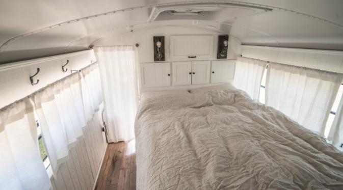 Penampakan kamar tidur di bagian dalam bus yang nyaman untuk beristirahat selama traveling. (Sumber foto: Expedition Happiness)