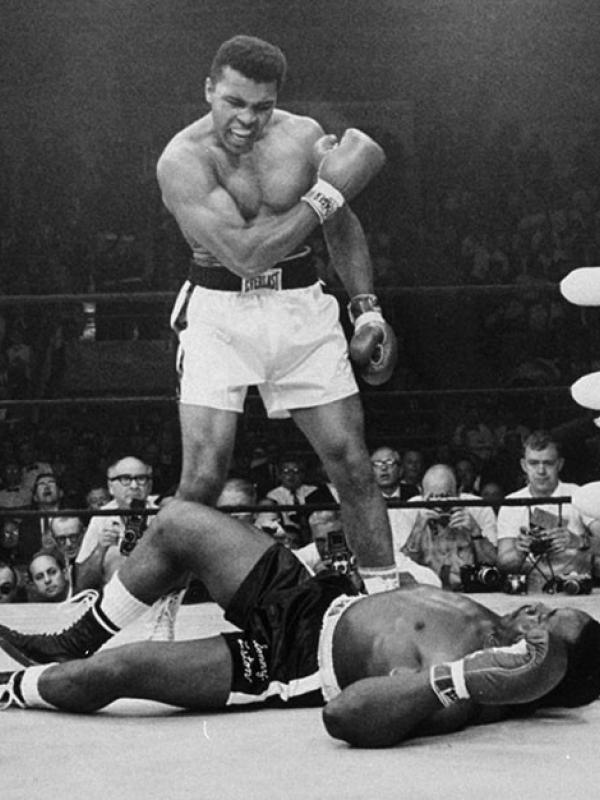 Muhammad Ali mengalahkan Sonny Liston. (Via: boredpanda.com)