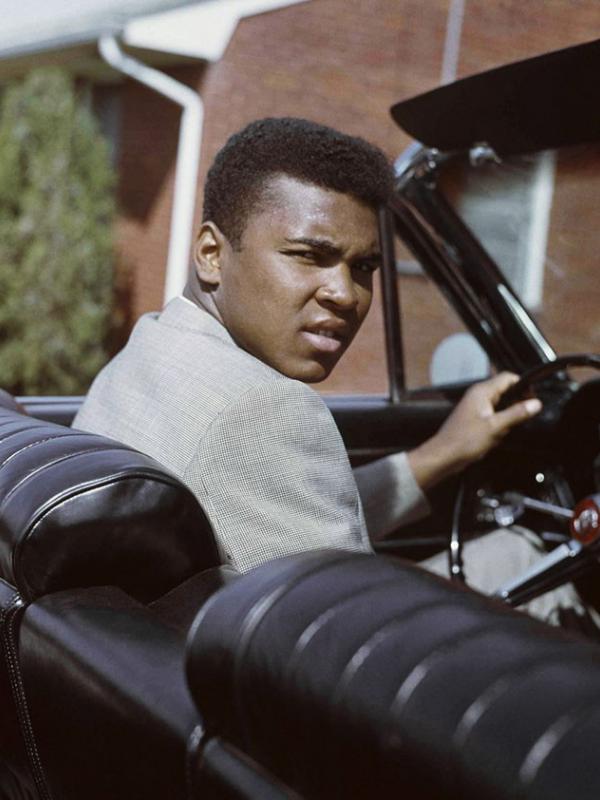 Muhammad Ali di belakang kemudi. (Via: boredpanda.com)