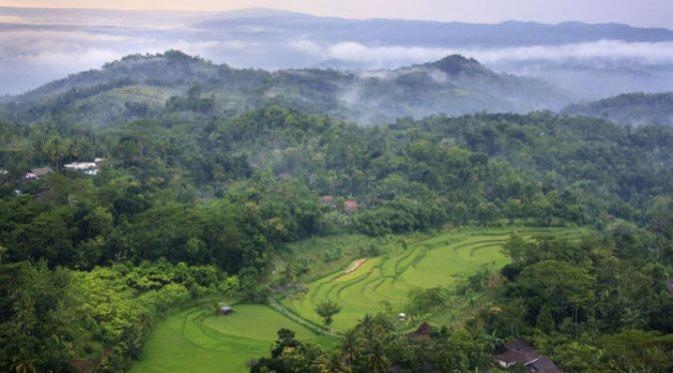 Desa Nglanggeran di Kabupaten Gunung Kidul, Yogyakarta dinobatkan sebagai desa wisata terbaik ASEAN tahun 2016.