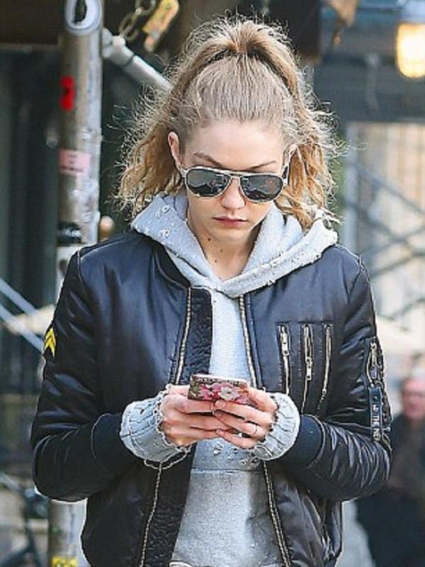 Gigi Hadid mengenakan cincin di jari manisnya. (Foto: Dailymail)