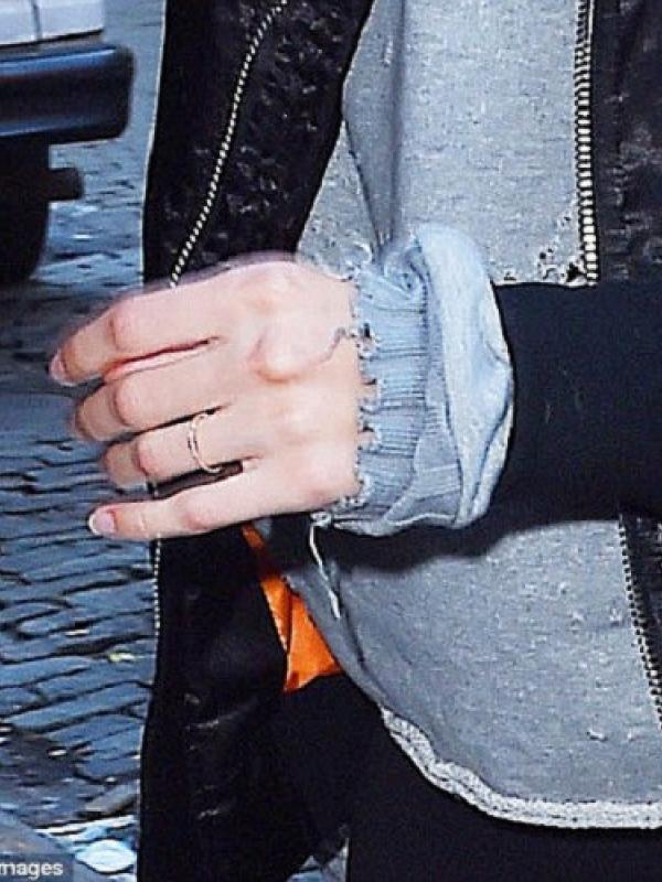 Gigi Hadid mengenakan cincin di jari manisnya. (Foto: Dailymail)