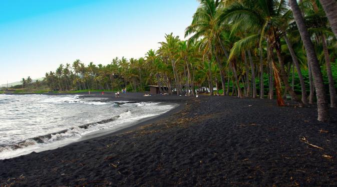 Pantai Punalu'u di Hawaii (thrillist)