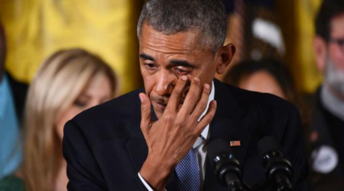 Presiden Obama meneteskan air mata ketika bicara soal siswa sekolah yang meninggal karena tertembak senjata. (Sumber straitstimes.com)