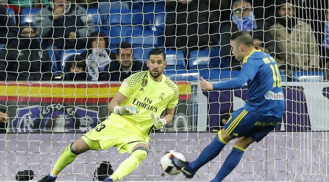 Iago Aspas mencetak satu gol saat Celta Vigo menang 2-1 atas Real Madrid pada leg pertama perempat final Copa Del Rey di Santiago Bernabeu, Kamis (19/1/2017) dinihari WIB. (AP Photo/Paul White)