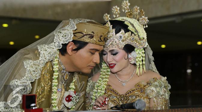 Lucky Hakim dan Tiara Dewi alias Syahrini KW akhirnya resmi menjadi suami-istri. Pernikahan Lucky dan Tiara berlangsung di Masjid At-Tien, Taman Mini Indonesia Indah (TMII), Jakarta. (Herman Zakharia/Liputan6.com)
