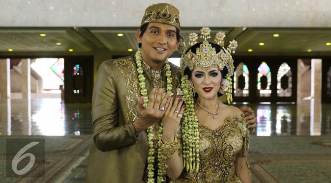 Lucky Hakim dan Tiara Dewi alias Syahrini KW akhirnya resmi menjadi suami-istri. Pernikahan Lucky dan Tiara berlangsung di Masjid At-Tien, Taman Mini Indonesia Indah (TMII), Jakarta. (Herman Zakharia/Liputan6.com)