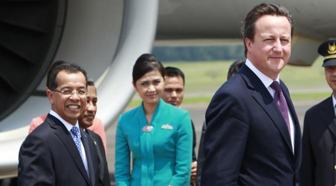 Emirsyah Satar bersama PM Inggris, David Cameron berdiri di dekat Garuda Airbus A330-200 di Bandara Halim Perdana Kusuma di Jakarta pada tanggal 11 April 2012. (Beawiharta/POOL/AFP)