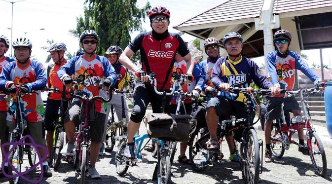 Lucky Hakim menggowes sepeda sebelum akad nikah dengan Tiara Dewi. (Deki Prayoga/Bintang.com)