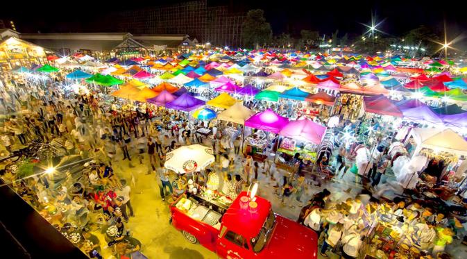 Pratunam Night Market, wisata pasar malam dengan harga murah di Bangkok, Thailand. Sumber: Bangkok.