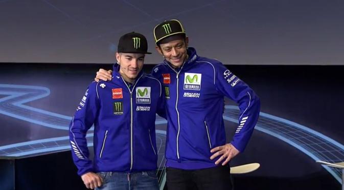 Valentino Rossi dan Maverick Vinales saat meluncurkan motor Yamaha YZR M1 yang akan dipakai pada MotoGP 2017 di Madrid, Sapnyol, Kamis (19/1/2017). (Twitter/Crash)