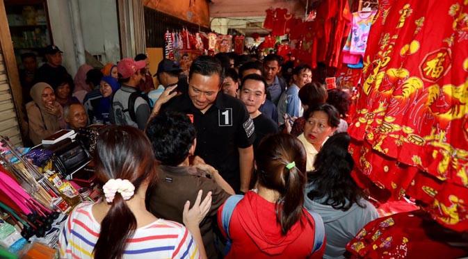 Agus Harimurti Yudhoyono (AHY) menyapa masyarakat yang ada di Pasar Petak 9, Glodok, Kamis (19/1).
