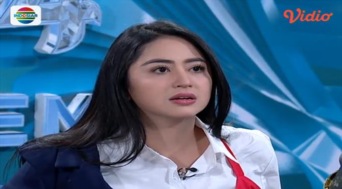 Dewi Perssik melongo saat menyaksikan penampilan peserta audisi Dangdut Academy 4