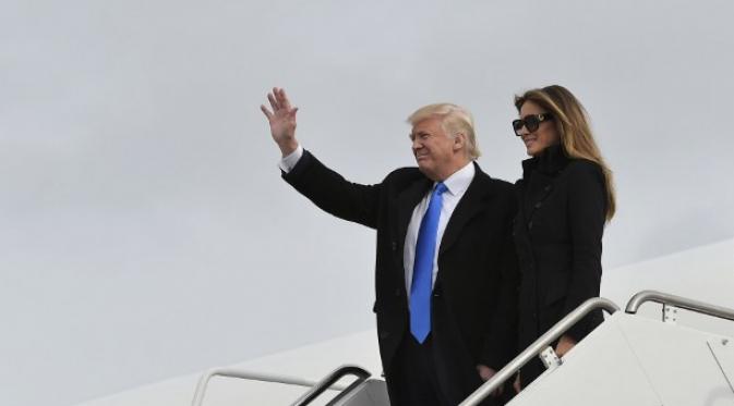 Melania Trump mendapat kritik keras saat mengenakan kacamata hitam dalam sebuah pertemuan resmi. (AFP/Bintang.com)