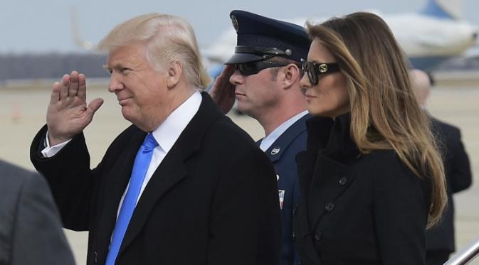 Melania Trump mendapat kritik keras saat mengenakan kacamata hitam dalam sebuah pertemuan resmi. (AFP/Bintang.com)Melania Trump mendapat kritik keras saat mengenakan kacamata hitam dalam sebuah pertemuan resmi. (AFP/Bintang.com)