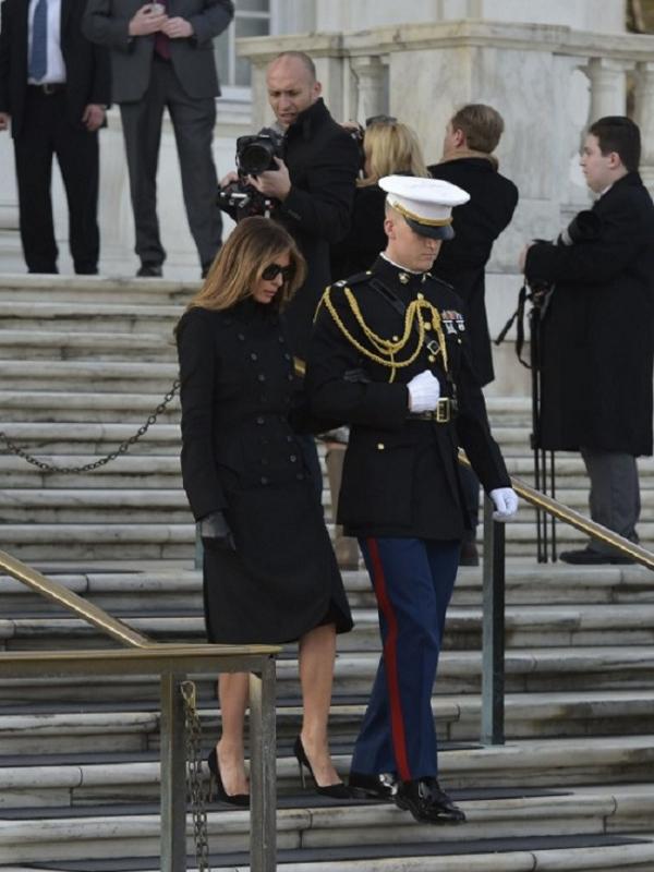 Melania Trump mendapat kritik keras saat mengenakan kacamata hitam dalam sebuah pertemuan resmi. (AFP/Bintang.com)