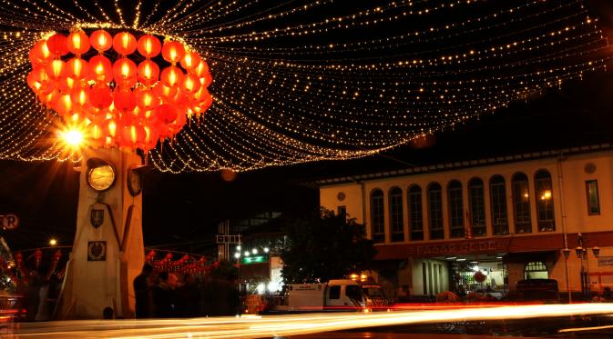 Sebanyak 5.000 lampion menghiasi kawasan sekitar Pasar Gede, Solo, Jateng, menyambut datangnya Tahun Baru Imlek 2568/2017 M. (Liputan6.com/Fajar Abrori)‎