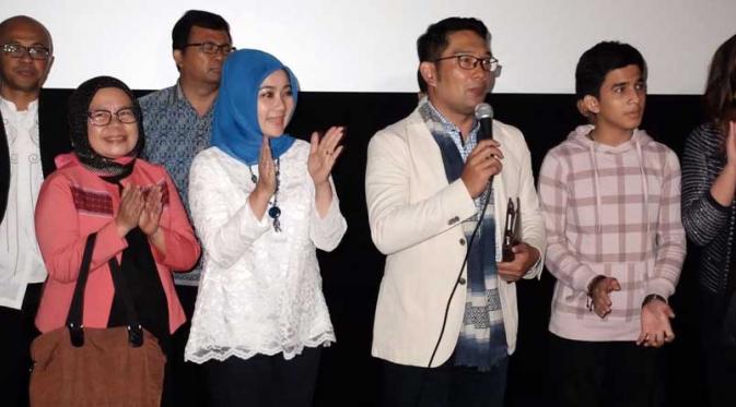 Ridwan Kamil bersama istri, Atalia Praratya dan Fenny Mustafa usai nonton bareng film Iqro, Petualangan Meraih Bintang. (Istimewa)