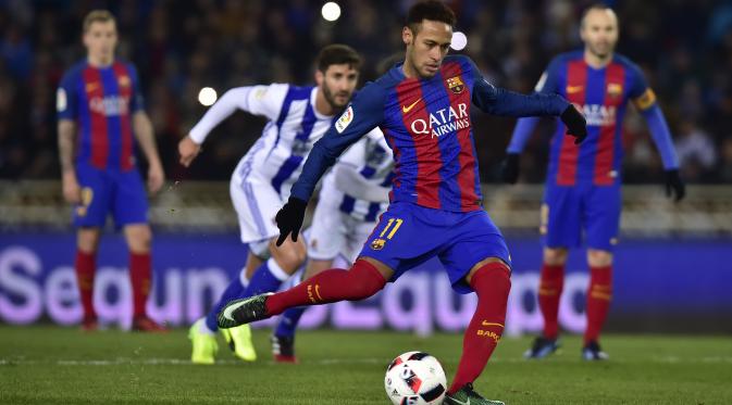 Aksi Neymar saat mencetak gol ke gawang Real Sociedad lewat tendangan penalti. (AP Photo/Alvaro Barrientos)