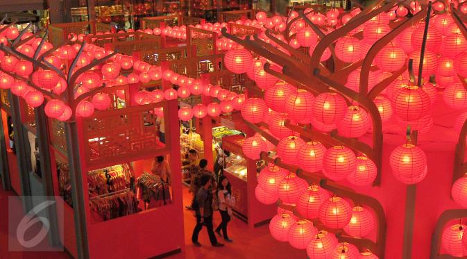 Sejumlah pusat perbelanjaan memasang lampion untuk menyambut Perayaan Imlek, Jakarta, Jumat (20/1). Nuansa merah dan ornamen khas Negeri Tiongkok sangat terasa di tempat ini. (Liputan6.com/Angga Yuniar)
