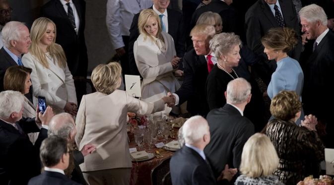 Jabat tangan Hillary Clinton dan Donald Trump (AP)