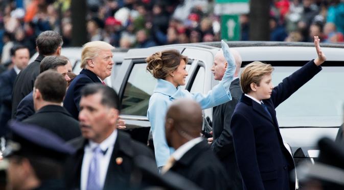 Melania Trump melambaikan tangan kepada rakyat Amerika Serikat (AFP/Bintang.com)