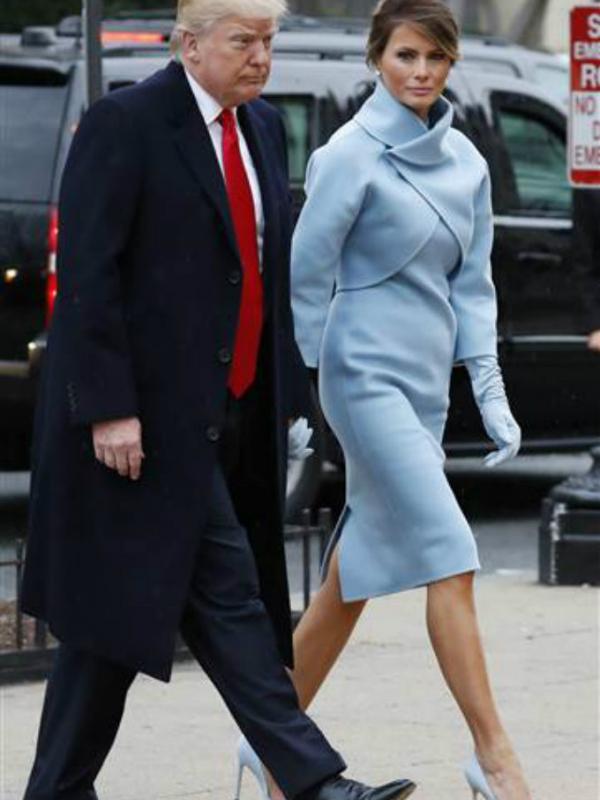 Melania Trump tampil mengenakan gaun berwarna icy blue model bersiulet structured dengan kerah halter neck rancangan Ralph Lauren. (Foto: Dokumen istimewa) 